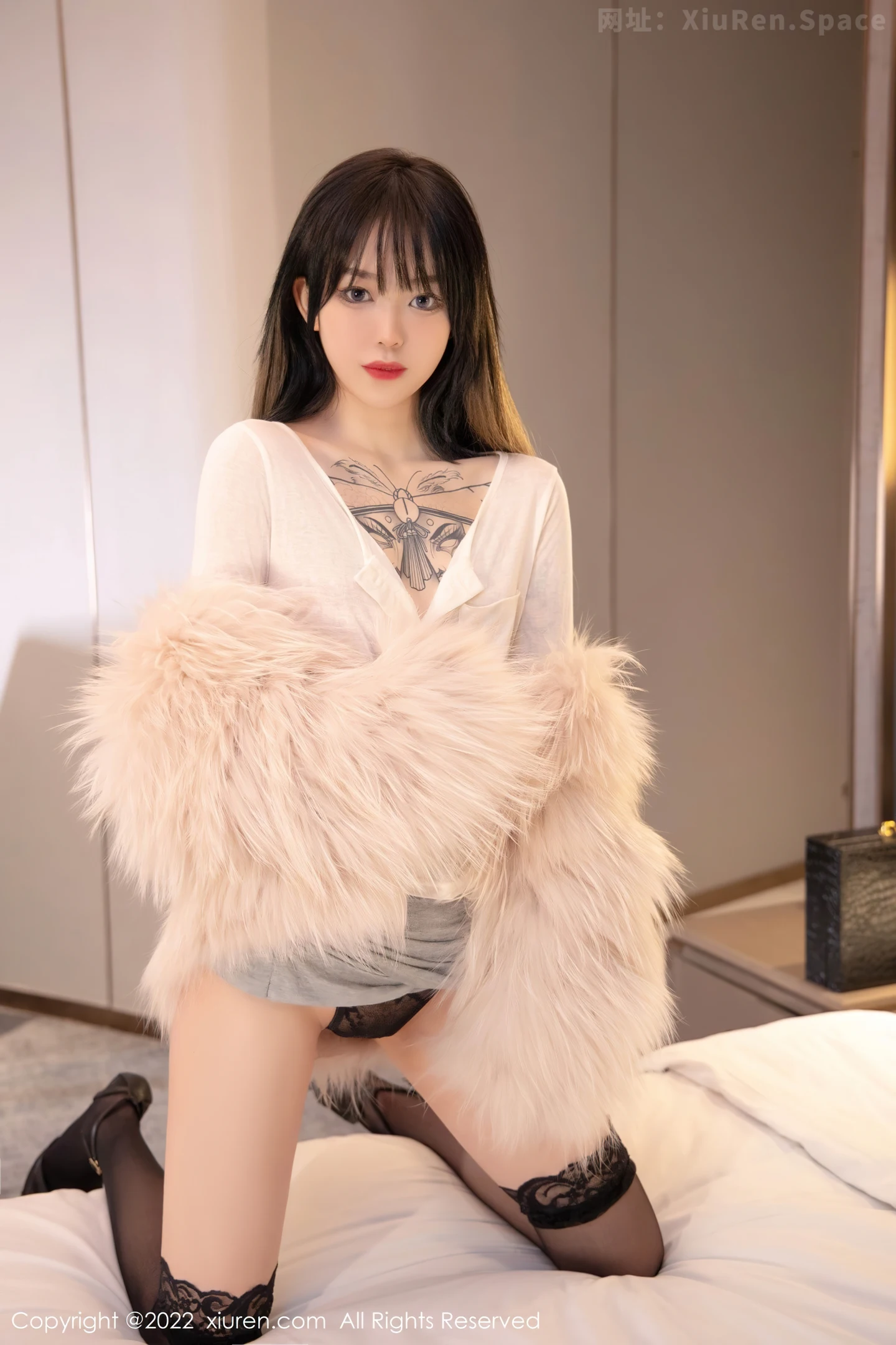 图片[3]-[XiuRen秀人网]VOL.4441 模特奶瓶皮草下白色轻透上衣配蕾丝袜半脱秀惹火身材诱惑写真50P-秀人网官方网站